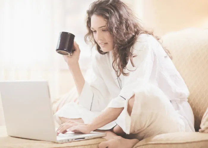Entrepreneur travaillant de manière authentique et décontractée